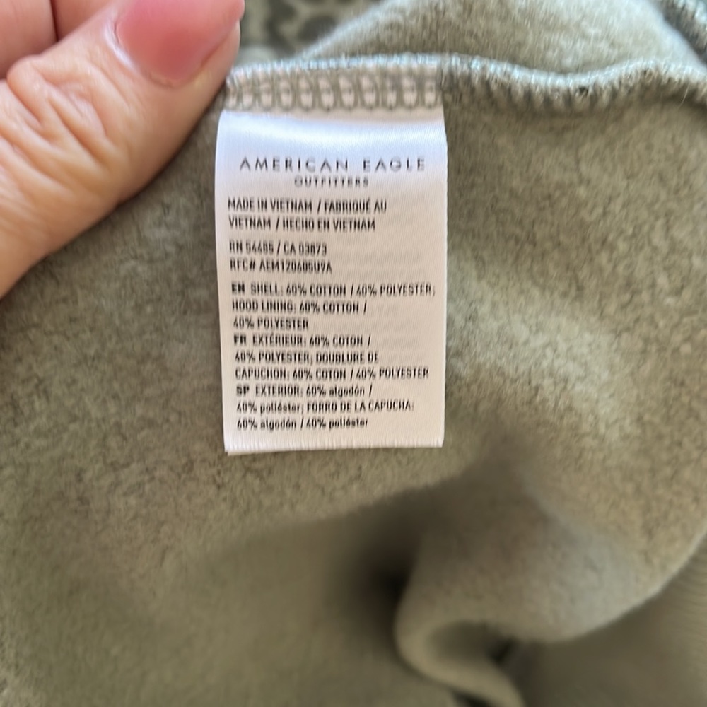 AMERICAN EAGLE khaki green animal print cropped hoodie. Oversized - Picture 7 of 8